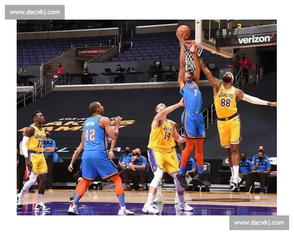 暂停席的交锋：老詹与裁判的 3 分钟拉锯